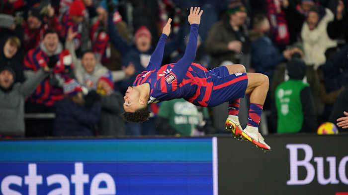 Antonee Robinson scores for the USMNT vs. El Salvador